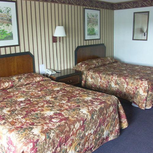 Deerwood Inn & Madison Campground Room photo